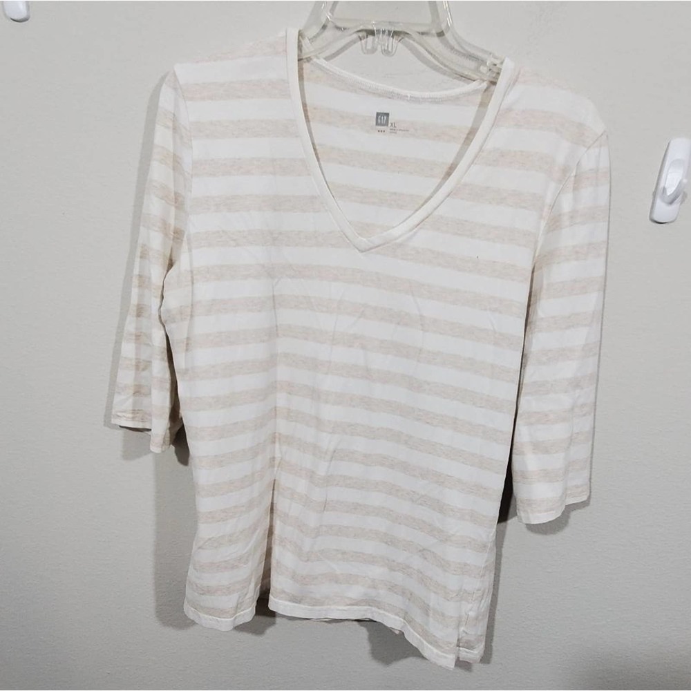 Gap striped v neck t-shirt XL